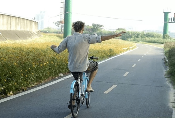 為什么自行車騎起來(lái)不會(huì)倒,自行車不倒的原理