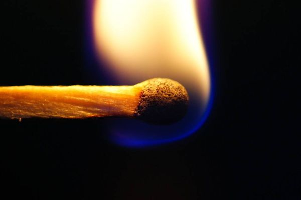 為什么火柴一擦就著火,沒火柴盒怎么點(diǎn)火柴