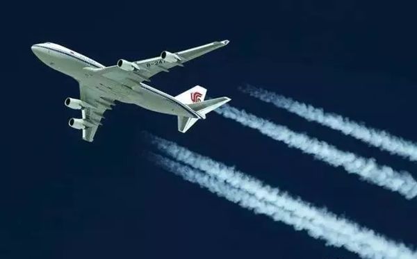 為什么飛機(jī)飛過后會留下一道白線