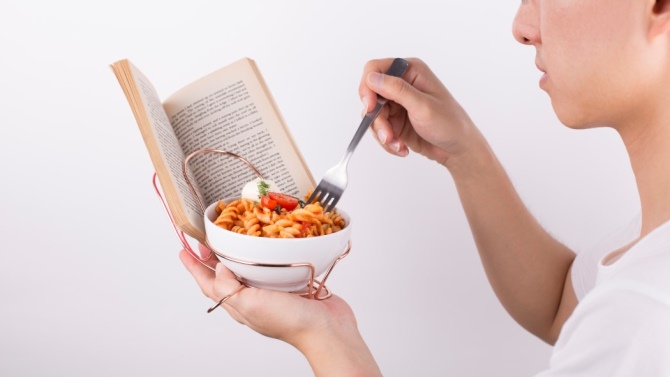 為什么吃飯的時(shí)候不能看書看手機(jī)看電視