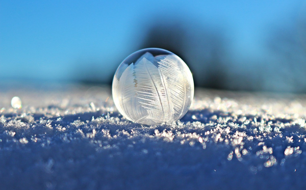 為什么雪是白色的而冰是透明的,雪花和冰的區(qū)別是什么？