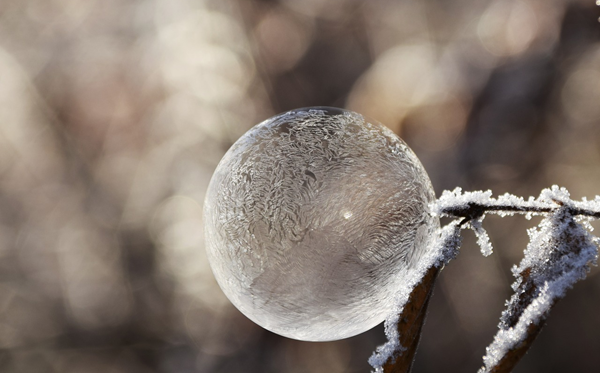 為什么雪是白色的而冰是透明的,雪花和冰的區(qū)別是什么？