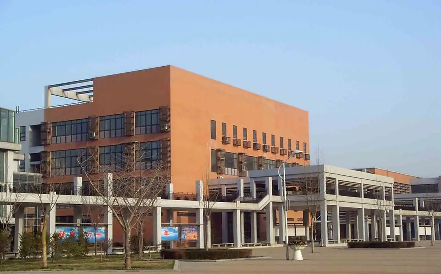鄭州市第一中學在鄭州的排名第幾,南外屬于什么檔次？