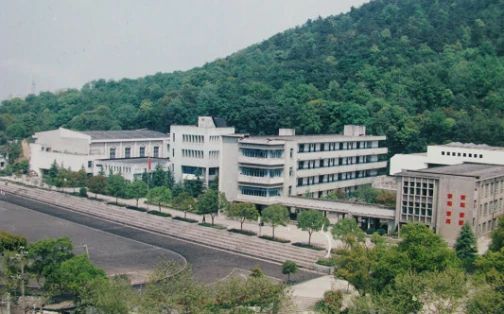 浙江大學(xué)附屬中學(xué)簡介概況（建校歷史、地址、師資、校訓(xùn)、環(huán)境）