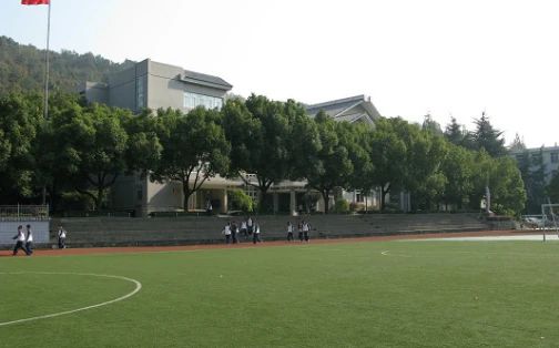 浙江大學(xué)附屬中學(xué)簡介概況（建校歷史、地址、師資、校訓(xùn)、環(huán)境）