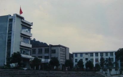 浙江大學(xué)附屬中學(xué)是公立還是私立,是重點(diǎn)中學(xué)嗎？